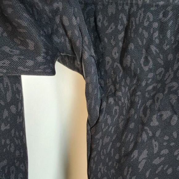 Spanx Leopard Print Seamless Leggings Size Medium Fitted Compression Casual - Picture 8 of 9
